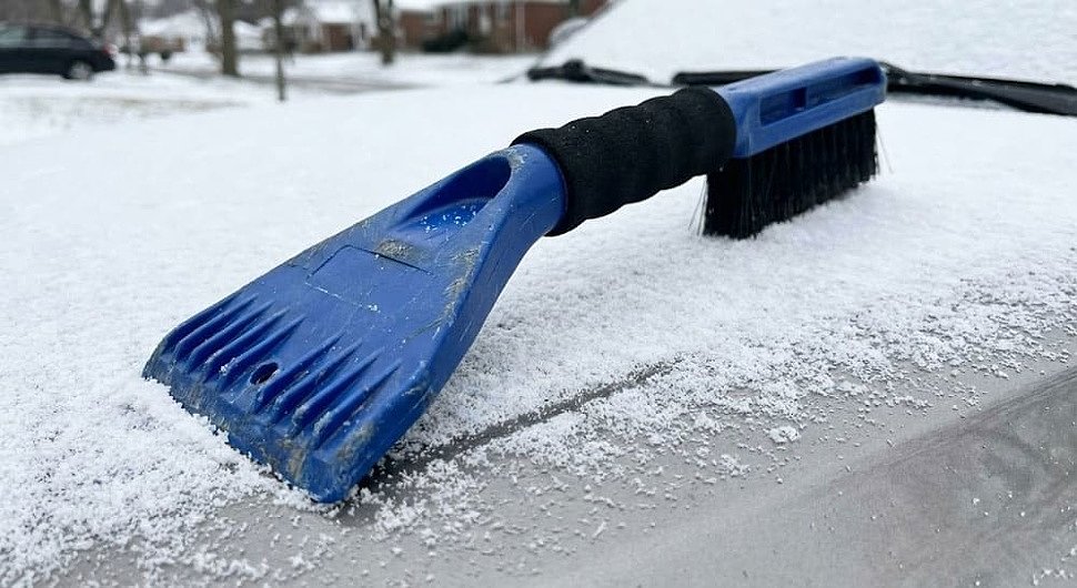 T-образный пластиковый скребок для льда со щеткой для снега - классический инструмент для чистки стекол T-образный пластиковый скребок для льда со щеткой для снега - классический инструмент для чистки стекол