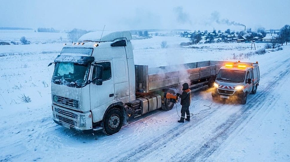 Экстренная разморозка замёрзшего дизельного топлива с помощью теплового фена на украинской дороге зимой Экстренная разморозка замёрзшего дизельного топлива с помощью теплового фена на украинской дороге зимой