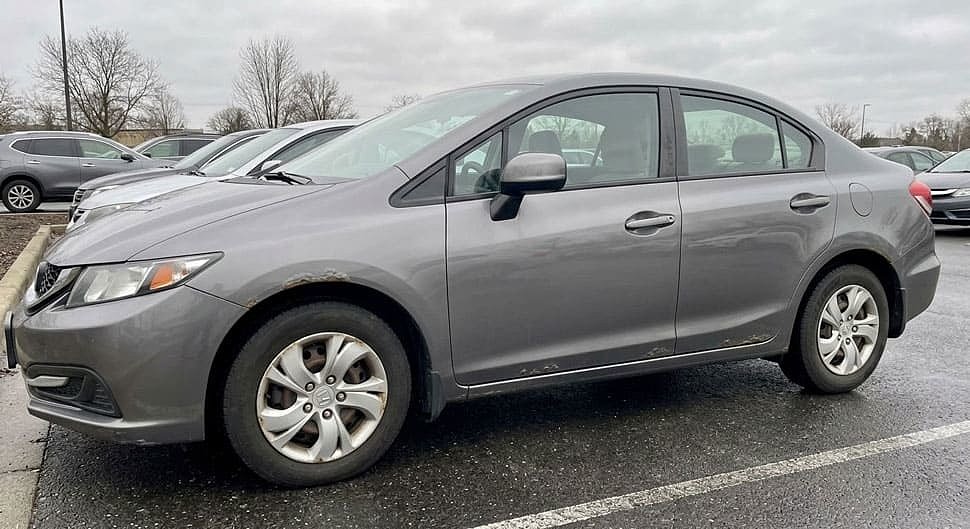 ранние признаки вздутия краски и образования ржавчины: нижний край передней двери, обод колесной арки, порог